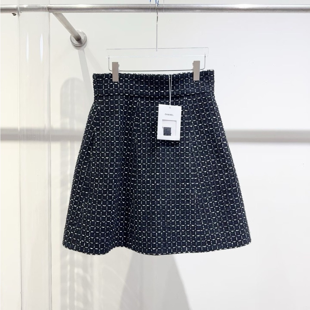 ❌sold🚩Authentic CHANEL Black and White Tweed A-Line Skirt